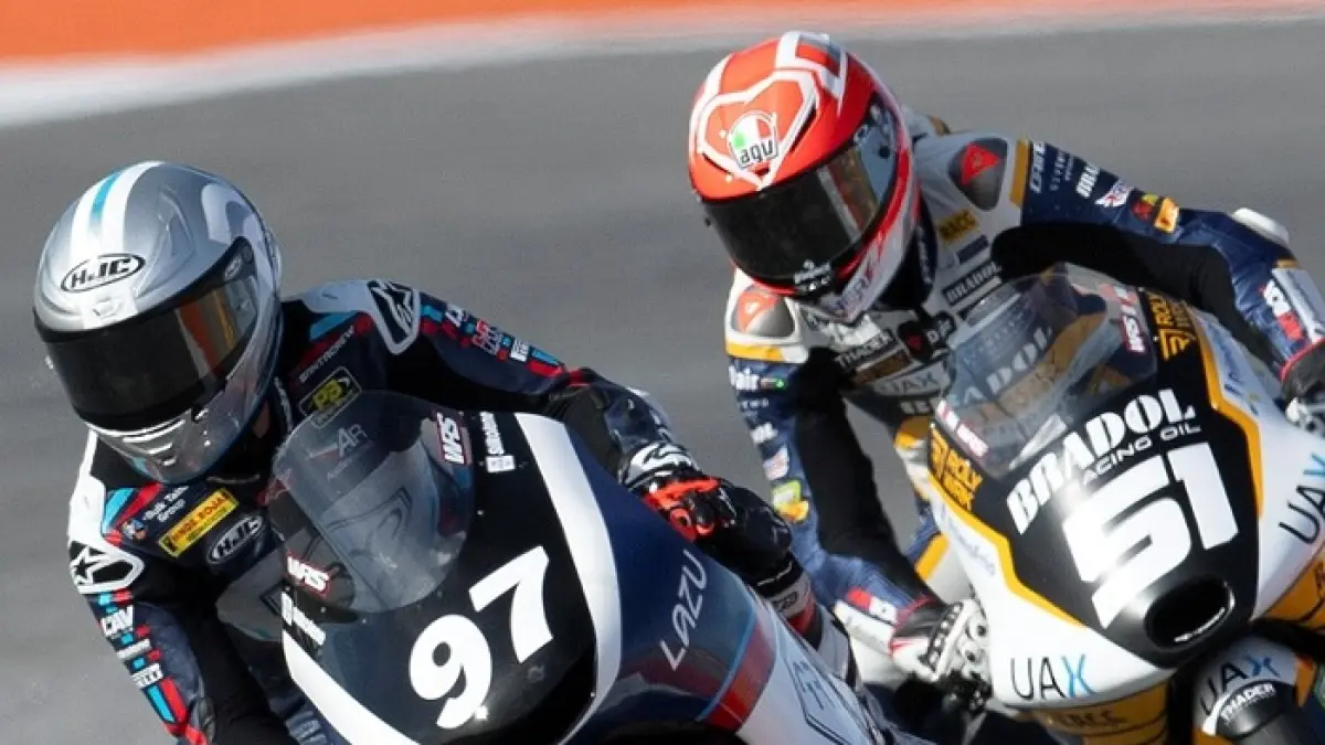 Brian Uriarte menjadi sorotan usai Moto3 2026. Tetap meraih poin meski terjatuh di lap terakhir dan memicu kontroversi besar.(Gemini AI)