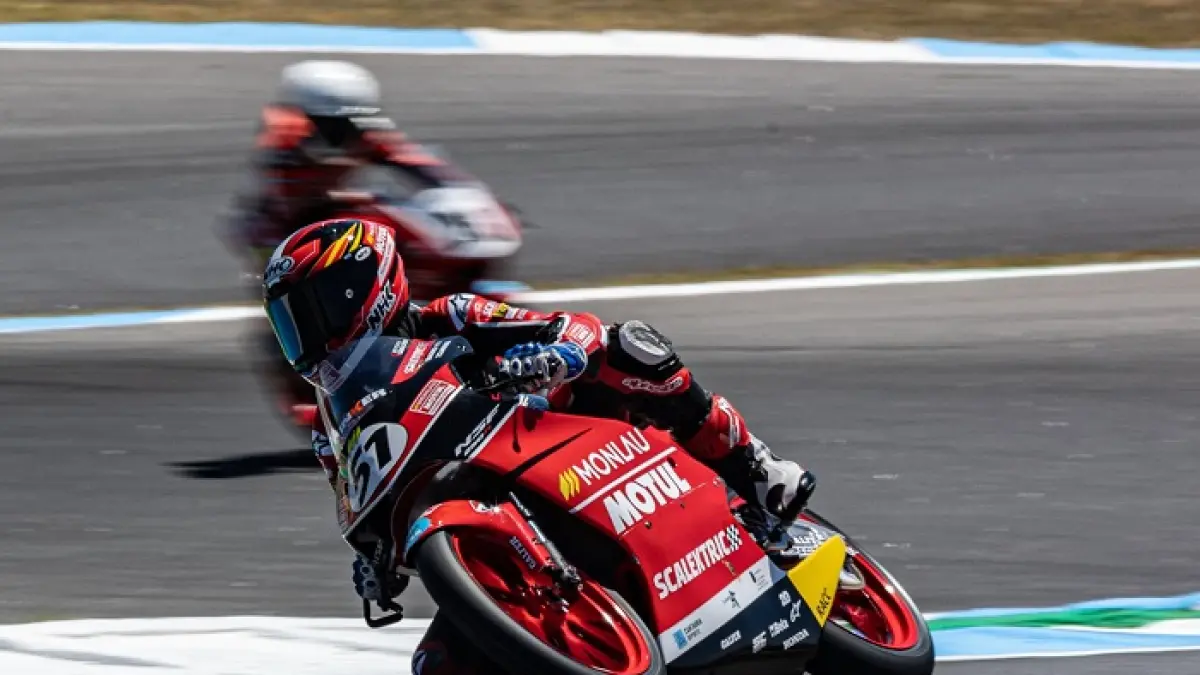 Brian Uriarte Moto 3 Hungaria 2026 kena DNF usai revisi Dorna–FIM, klasemen rookie dunia berubah dan Veda Ega Pratama puncaki.(Gemini AI)