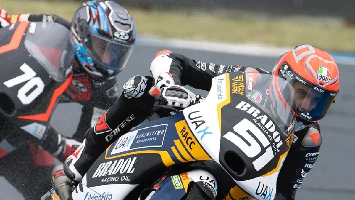 Moto 3 Hungaria 2026 berubah dramatis! Uriarte didiskualifikasi, Feda Ega Pratama naik puncak klasemen rookie.(Gemini AI)