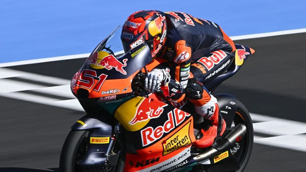 Moto3 2026 memanas: Veda Ega Pratama vs Brian Uriarte duel brutal berujung penalti yang ubah klasemen dunia.(Gemini AI)