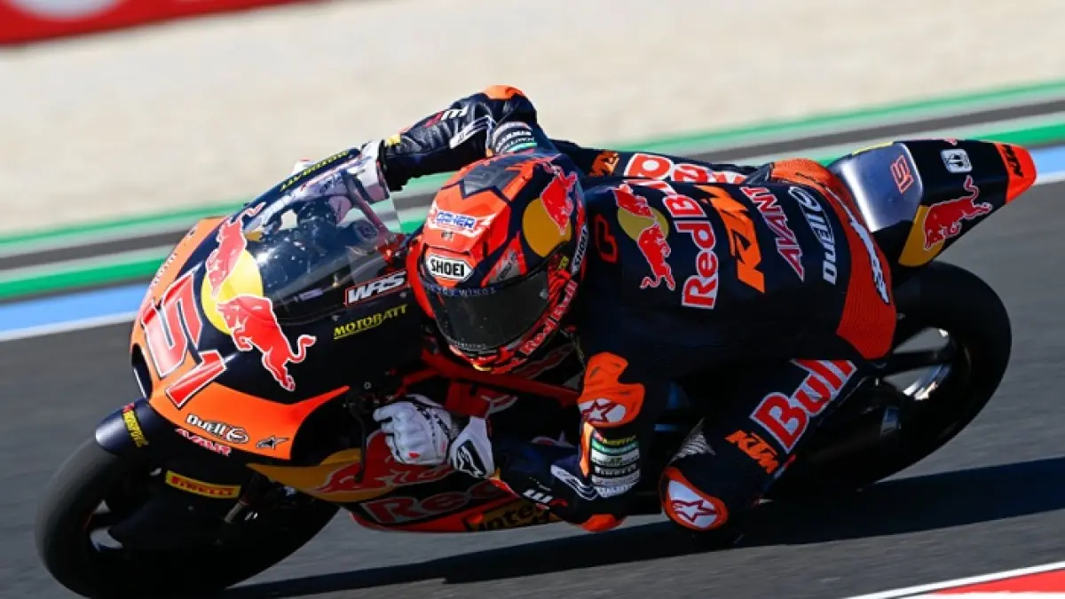 Veda Ega Pratama puncaki klasemen Moto3 2026 usai Brian Uriarte kena DNF di Hungaria. Drama penalti ubah segalanya.(Gemini AI)