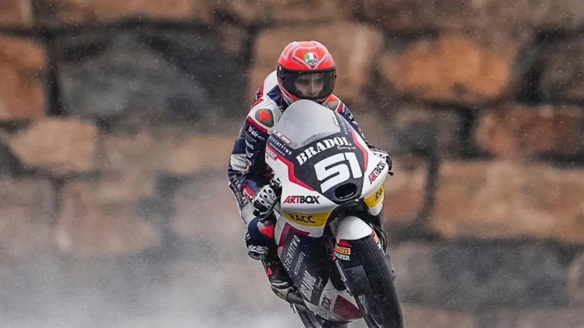 Veda Ega Pratama vs Brian Uriarte Moto3 Buriram 2026: pengakuan emosional Uriarte ungkap tekanan mental dari Veda.(Gemini AI)