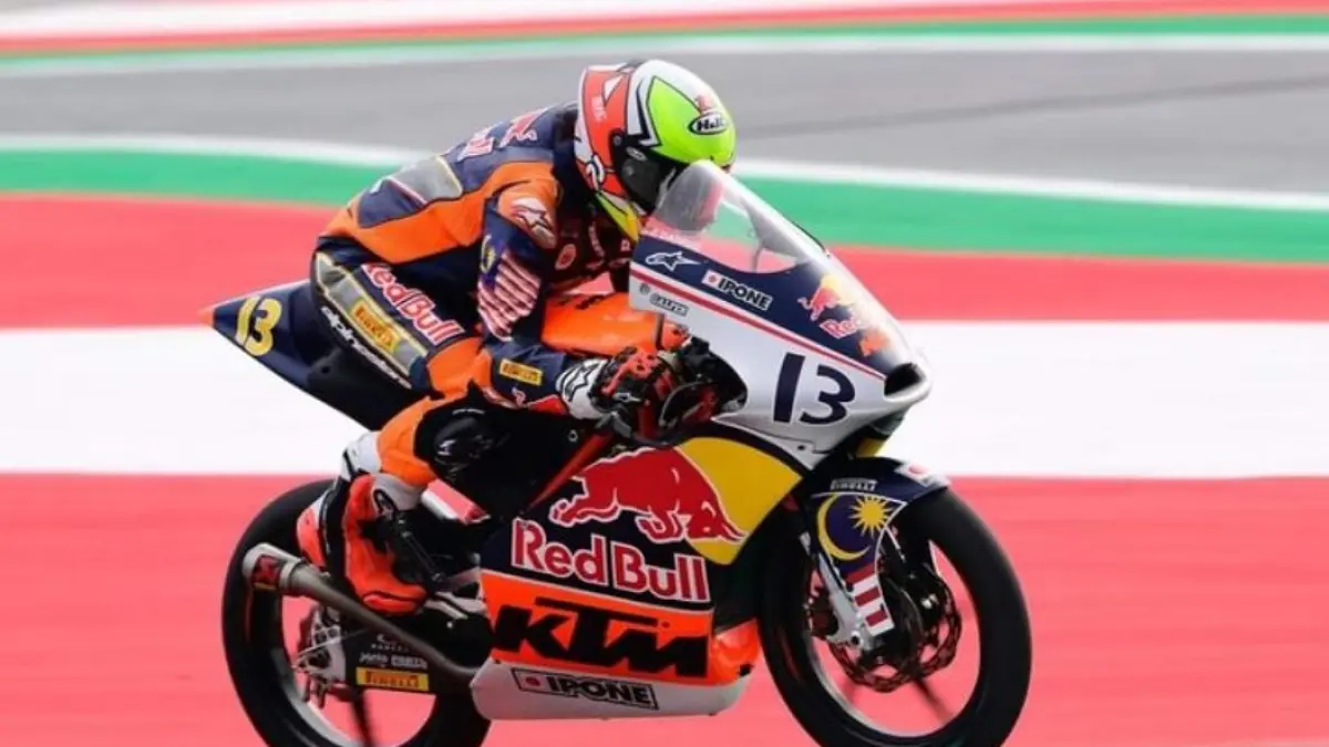 Kabar pencabutan podium Hakim Danis di Moto3 2026 di Sirkuit Mugelo dipastikan hoaks. Jangan termakan narasi palsu! Simak klarifikasi lengkapnya di sini.