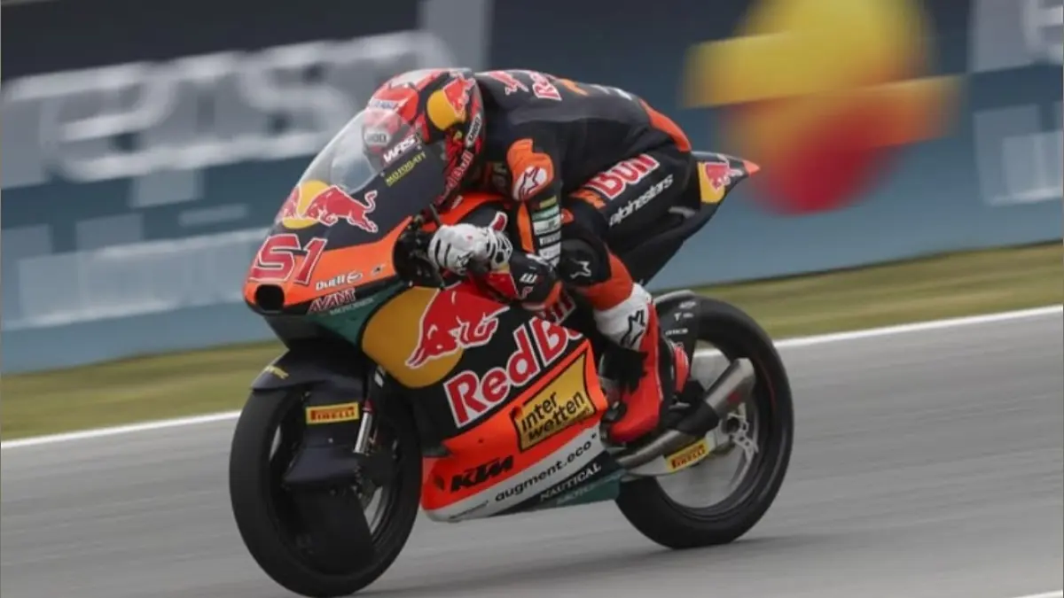 Kiandra Ramadipa menang di Estoril, Feda Ega Pratama jadi sorotan transfer. Simak analisis skandal dan peta persaingan baru Moto3 2026 di sini!