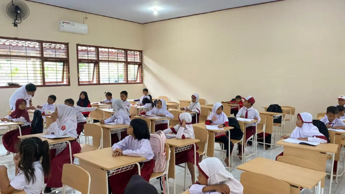 TAK BUKA SPMB: Siswa di SRT 50 Trenggalek saat melaksanakan KBM yang untuk memenuhi pagi peserta didik baru mengandalkan penjangkauan. (ZAKI JAZAI / RADAR TRENGGALEK)