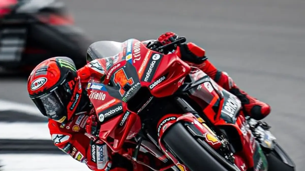 Francesco Bagnaia Ducati dikabarkan terancam tersingkir demi proyek Marc Marquez dan Pedro Acosta. Benarkah?(Gemini AI)