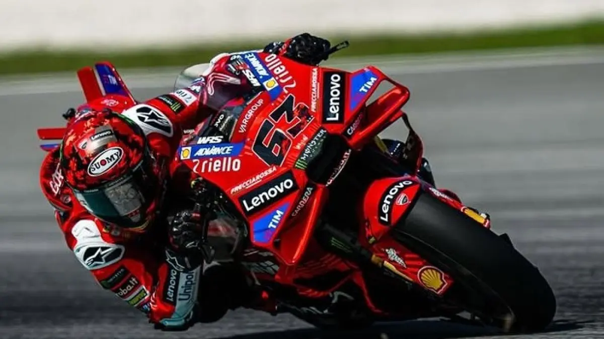 Francesco Bagnaia jadi sorotan setelah Valentino Rossi menilai hubungan sang juara dunia dengan Ducati mulai mendingin.(Gemini AI)