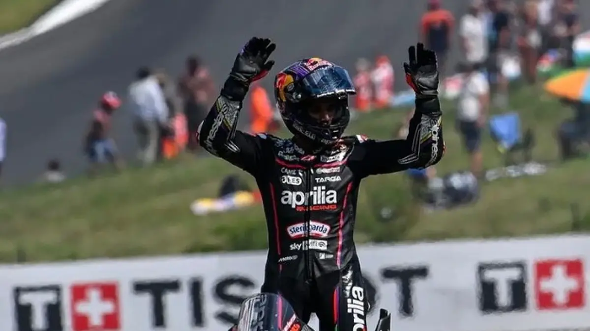 Jorge Martin jadi sorotan usai mendorong manajer tim Aprilia di Barcelona. Hubungan dengan tim disebut makin memburuk.(Gemini AI)