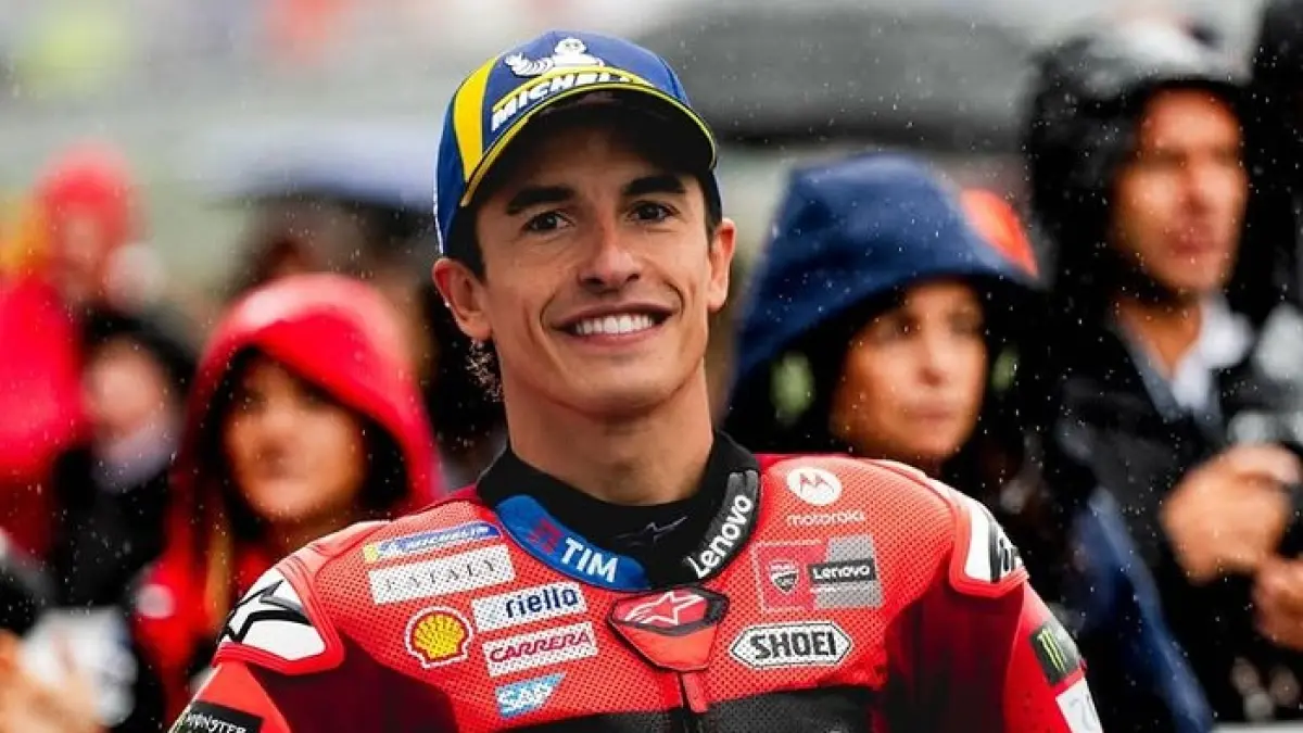 Marc Marquez cetak 100 kemenangan bersejarah di MotoGP Hungaria usai mengalahkan Pedro Acosta dalam duel sengit.(Gemini AI)