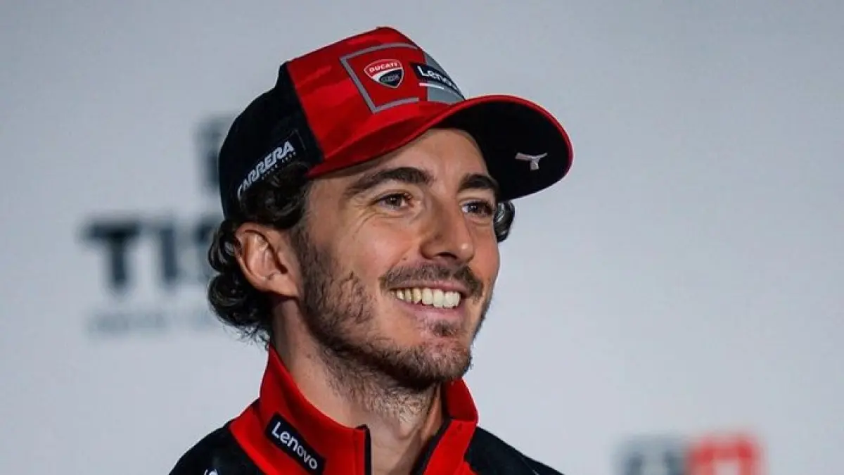 Pecco Bagnaia dirumorkan gabung Aprilia pada MotoGP 2027. Simak awal mula perubahan situasinya di Ducati hingga isu transfer besar.(Gemini AI)