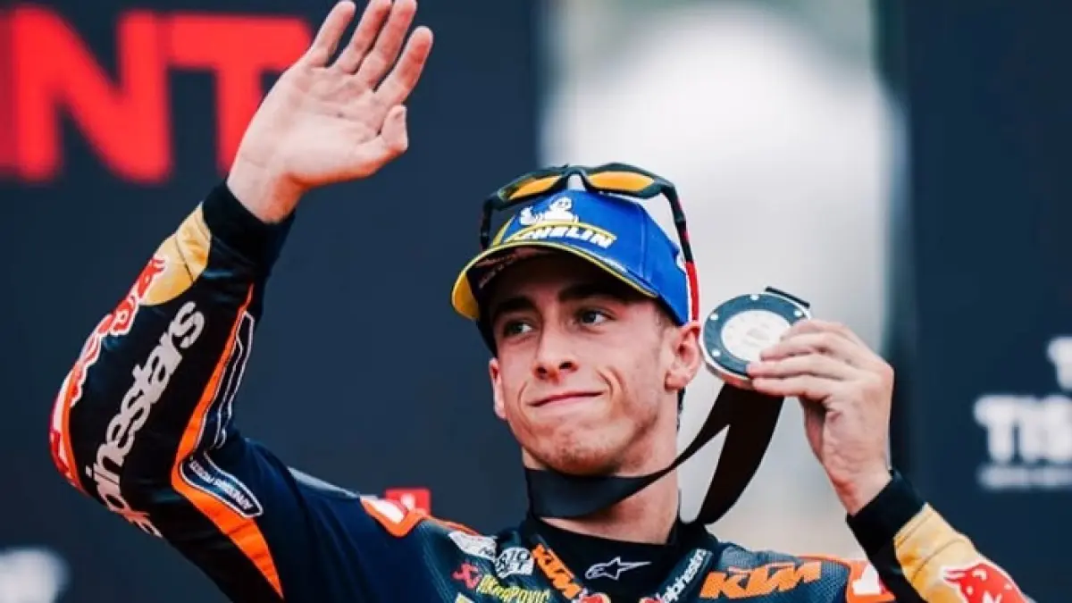 Pedro Acosta menang Sprint MotoGP Thailand 2026 usai duel sengit lawan Marc Marquez dan kini memimpin klasemen dunia.(Gemini AI)