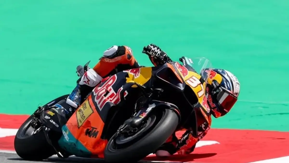 Pedro Acosta tampil luar biasa di Mugello. Pembalap KTM itu sukses membuat Marc Marquez kewalahan dalam duel sengit sepanjang balapan.(Gemini AI)