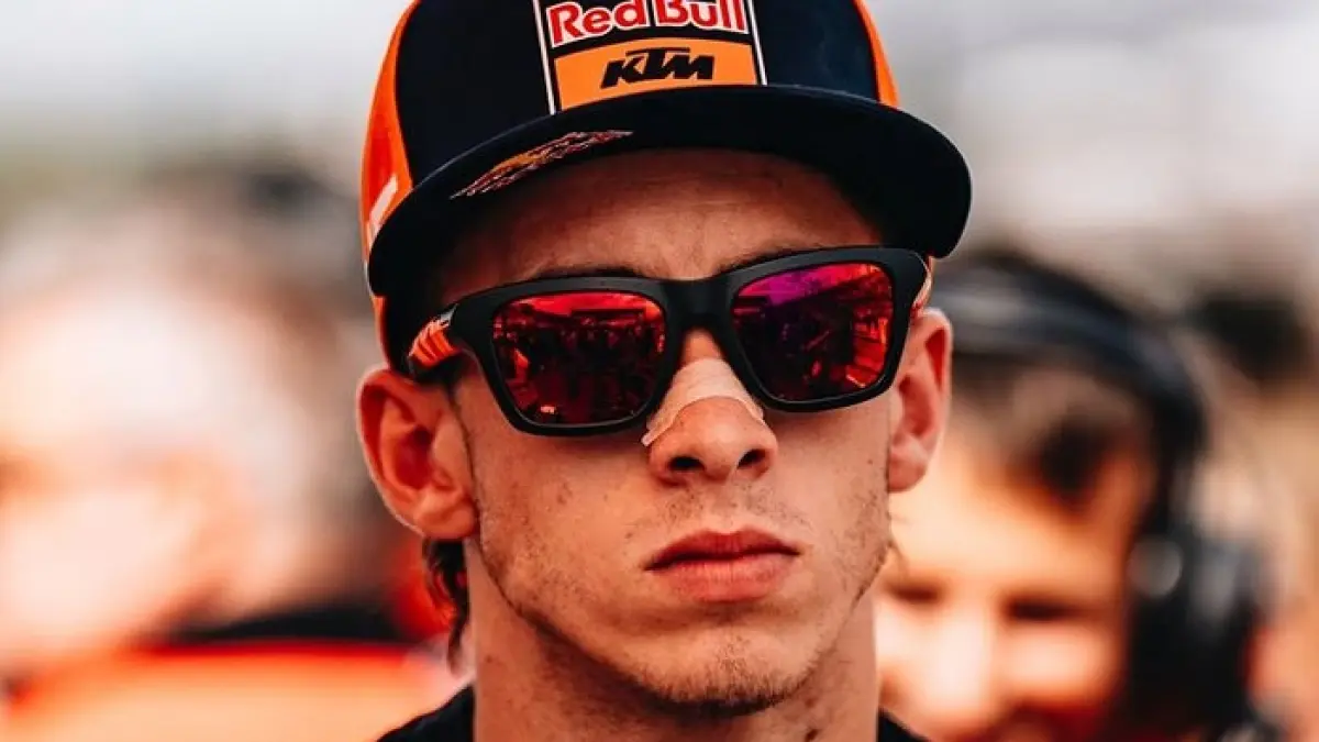 Pedro Acosta ungkap penyebab tabrakan dengan Alex Marquez di MotoGP Catalunya 2026 akibat masalah kelistrikan motor KTM.(Gemini AI)