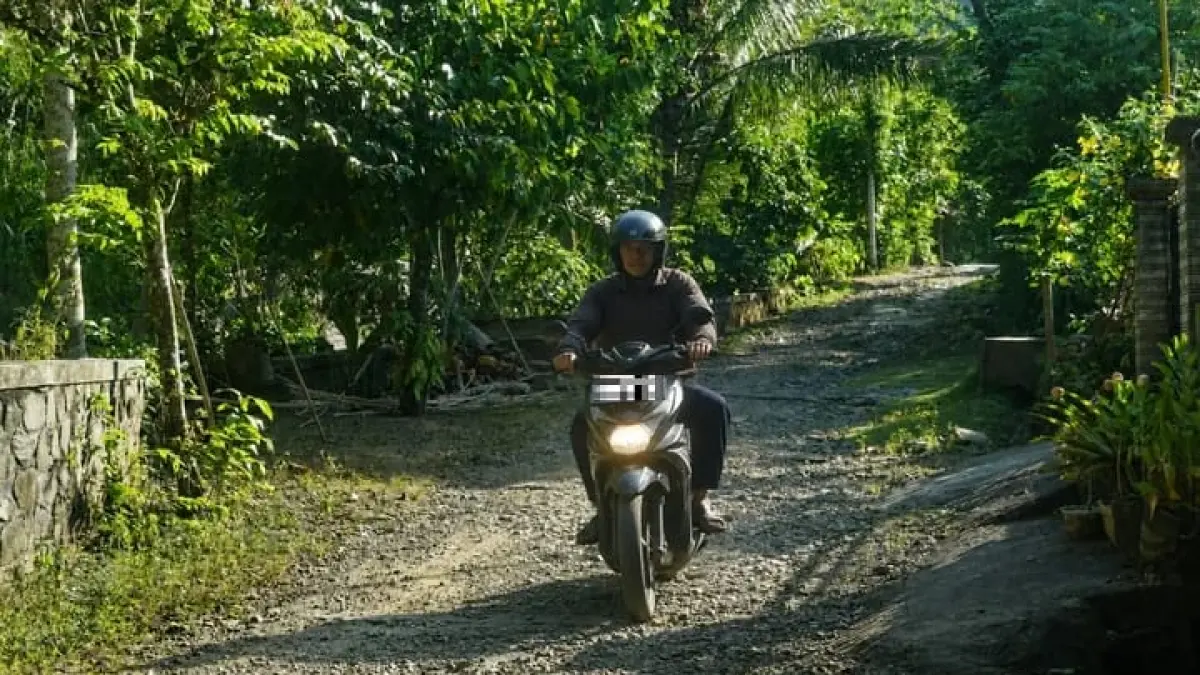 Warga keluhkan jalan menuju Bendungan Ngepeh belum tuntas diperbaiki, harap pemerintah segera melanjutkan pembangunan. (FATRA ADITYA / RADAR TRENGGALEK)