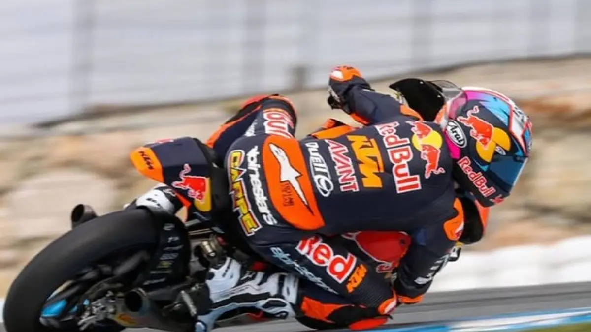 Alvaro Carpe buka suara usai duel sengit melawan Veda Ega Pratama di Moto3 Thailand 2026. Masalah ban jadi penyebab gagal podium.(Gemini AI)