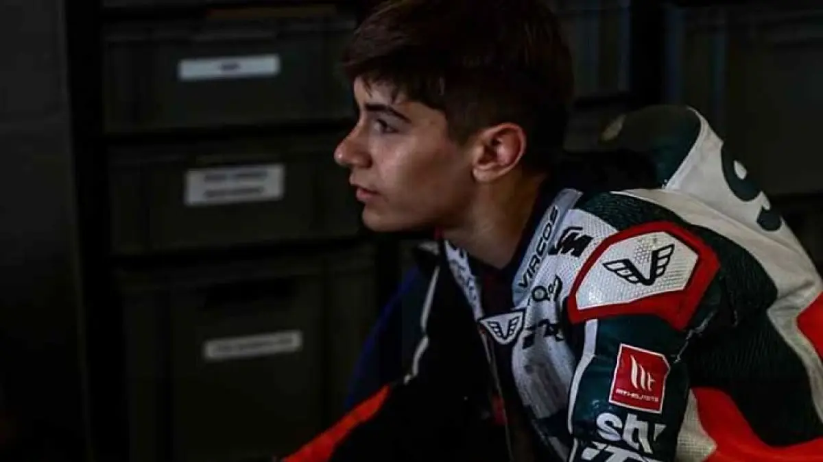 Alvaro Carpe raih kemenangan perdana Moto3 dengan memimpin seluruh lap. Rookie Spanyol kini menempati posisi kedua klasemen dunia.(Gemini AI)