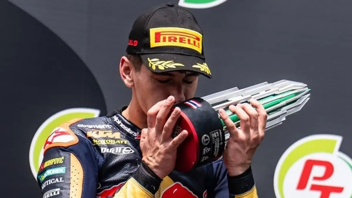 Alvaro Carpe raih kemenangan perdana Moto3 dengan performa dominan. Rookie Spanyol kini semakin percaya diri memburu gelar.(Gemini AI)