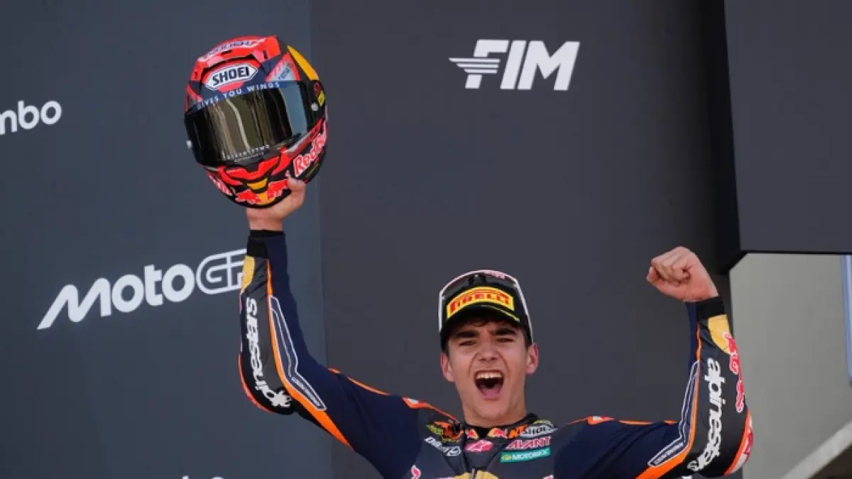 Brian Uriarte didiskualifikasi dari Moto3 Catalunya akibat pelanggaran spesifikasi oli. Poin hilang, posisi klasemen langsung merosot.(Gemini AI)