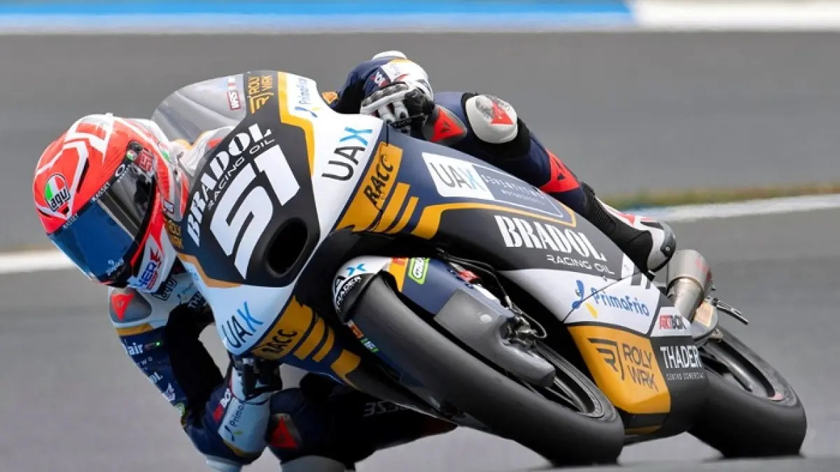 Brian Uriarte didiskualifikasi Moto3 2026 akibat masalah spesifikasi oli. Poin hangus dan posisinya di klasemen langsung merosot.(Gemini AI)