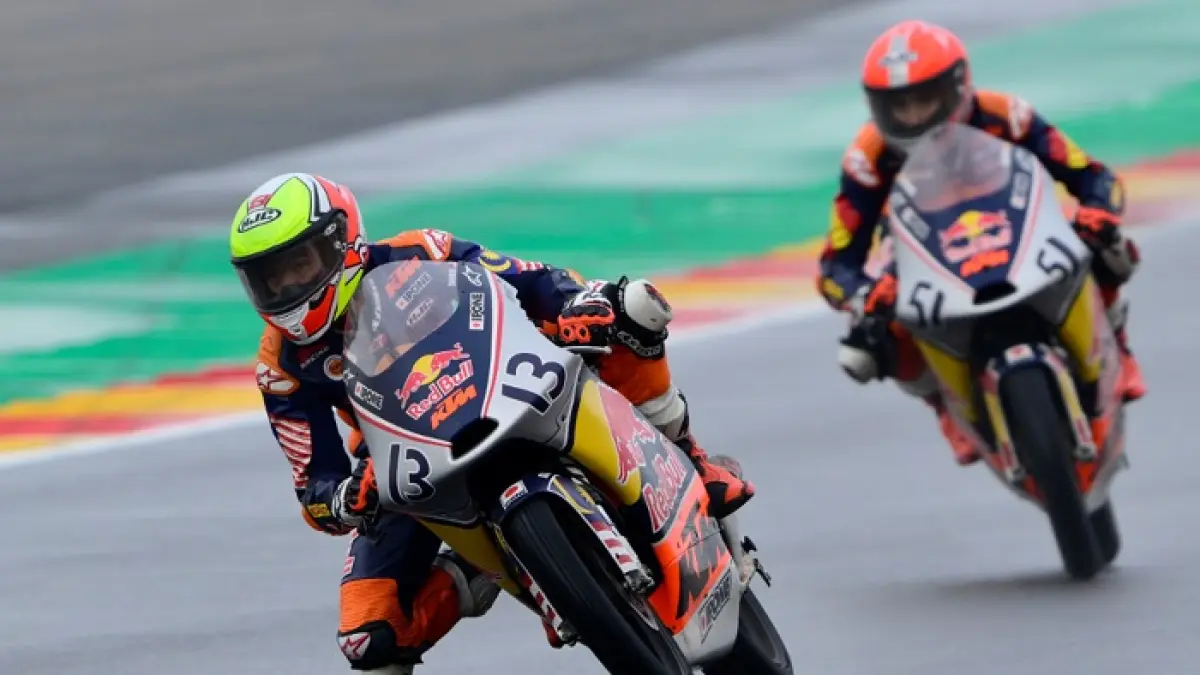 Brian Uriarte didiskualifikasi Moto3 akibat oli tak sesuai spesifikasi. Fadillah Arbi Aditama naik posisi dan pimpin Rookie of The Year.(Gemini AI)