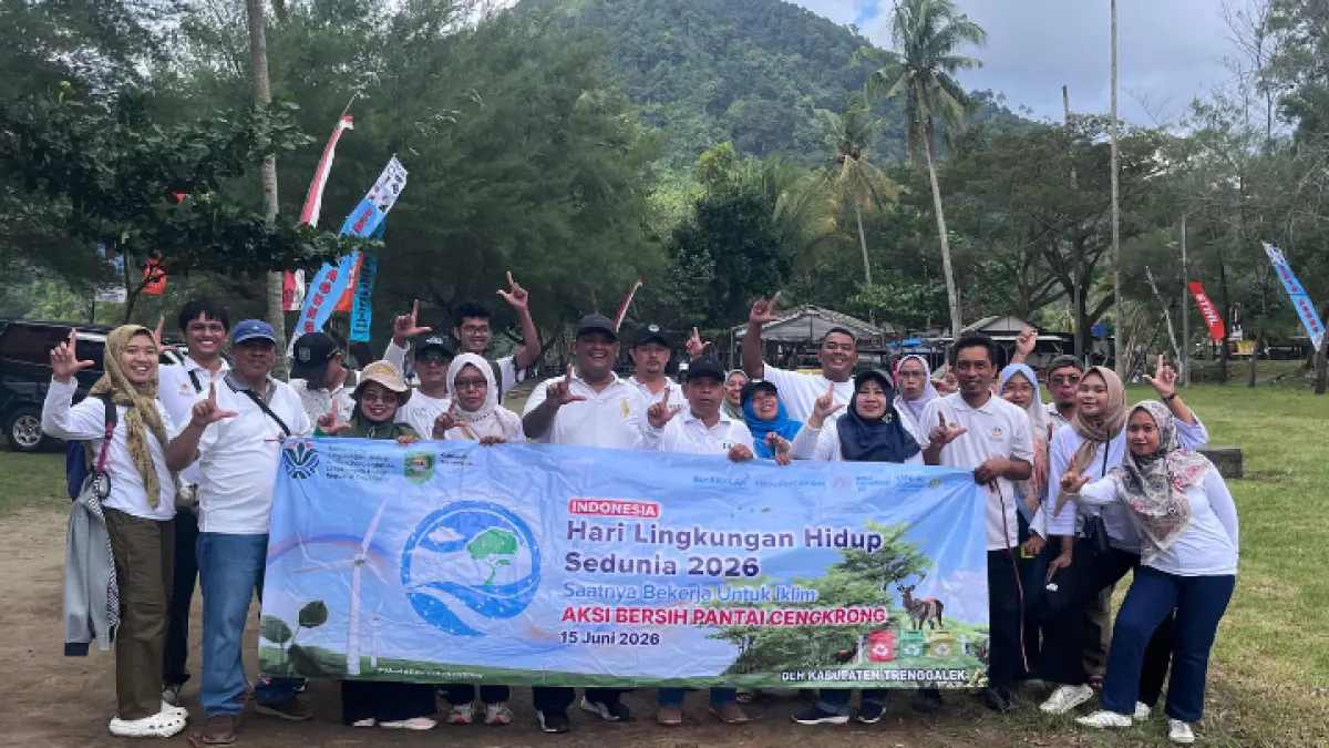 DIMULAI DARI DIRI: Pegawai DLH Trenggalek bersama sejumlah OPD saat mengkampanyekan pengelolaan sampah secara mandiri dengan bersih-bersih Pantai Cengkrong, Senin (15/6). (ZAKI JAZAI/ RADAR TRENGGALEK)