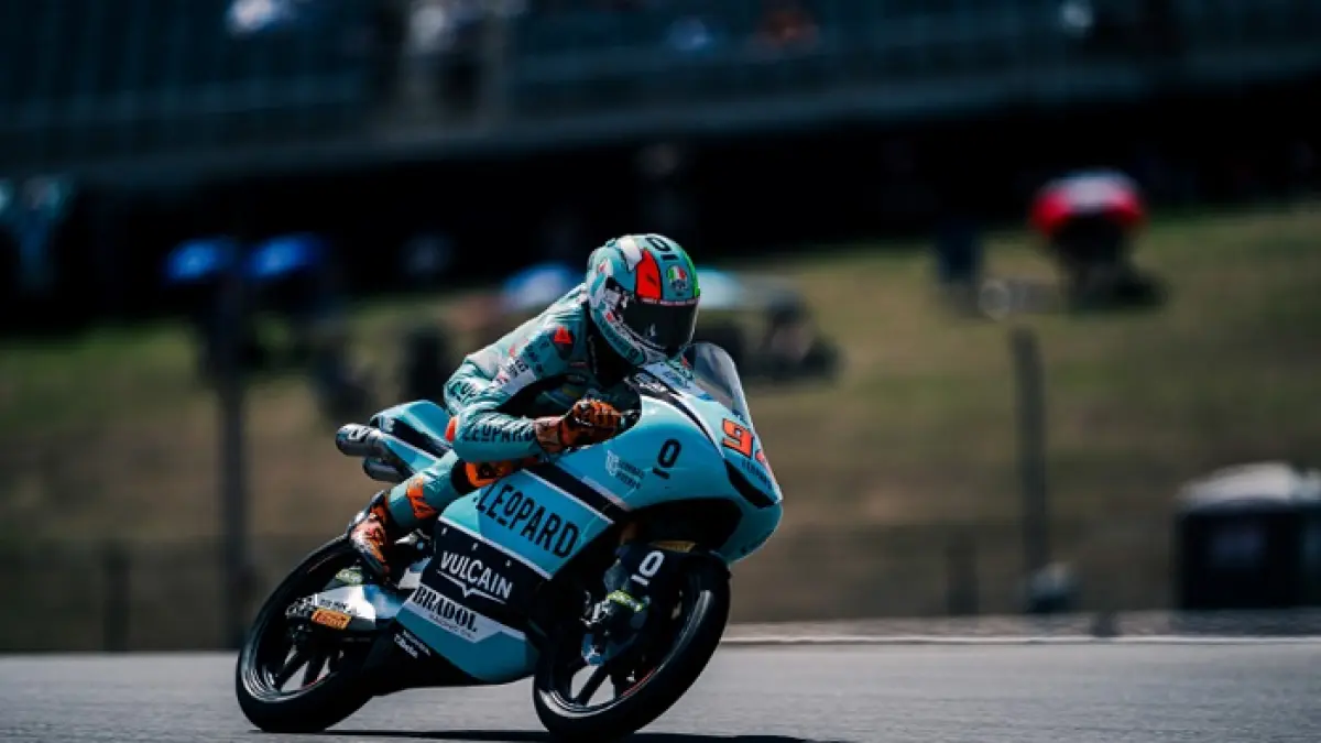 Guido Pini juara Moto3 Amerika 2026 usai menang dramatis di tikungan terakhir Austin dan mencetak sejarah bagi Italia.(Gemini AI)