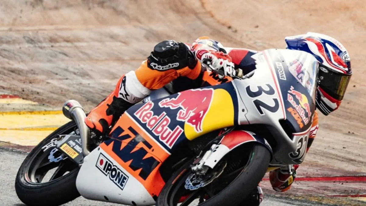 Kiandra Ramadipa juara di Estoril usai manuver berani lap terakhir. Pembalap Indonesia kibarkan Merah Putih di Portugal.(Gemini AI)