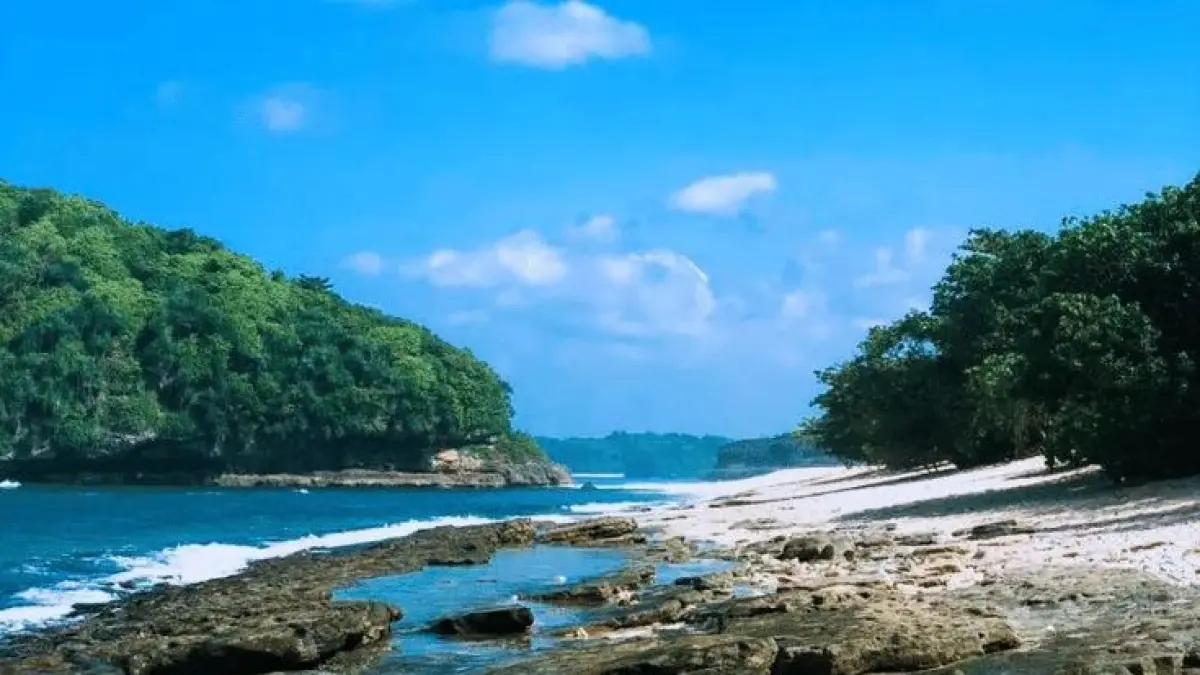 Liburan ke Malang? Simak 5 pantai di Malang Selatan yang hits di 2026! Dari pemandangan ala Raja Ampat hingga spot camping yang super nyaman.