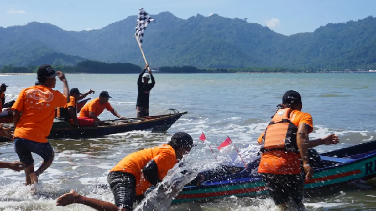 RAMAI: Balapan perahu kunting di Pantai Cengkrong, Desa Karanggandu, Kecamatan Watulimo. Ada sebagian perahu yang gagal melaju karena mesin mati di tengah perlombaan. (DR PERDANA/RADAR TRENGGALEK)