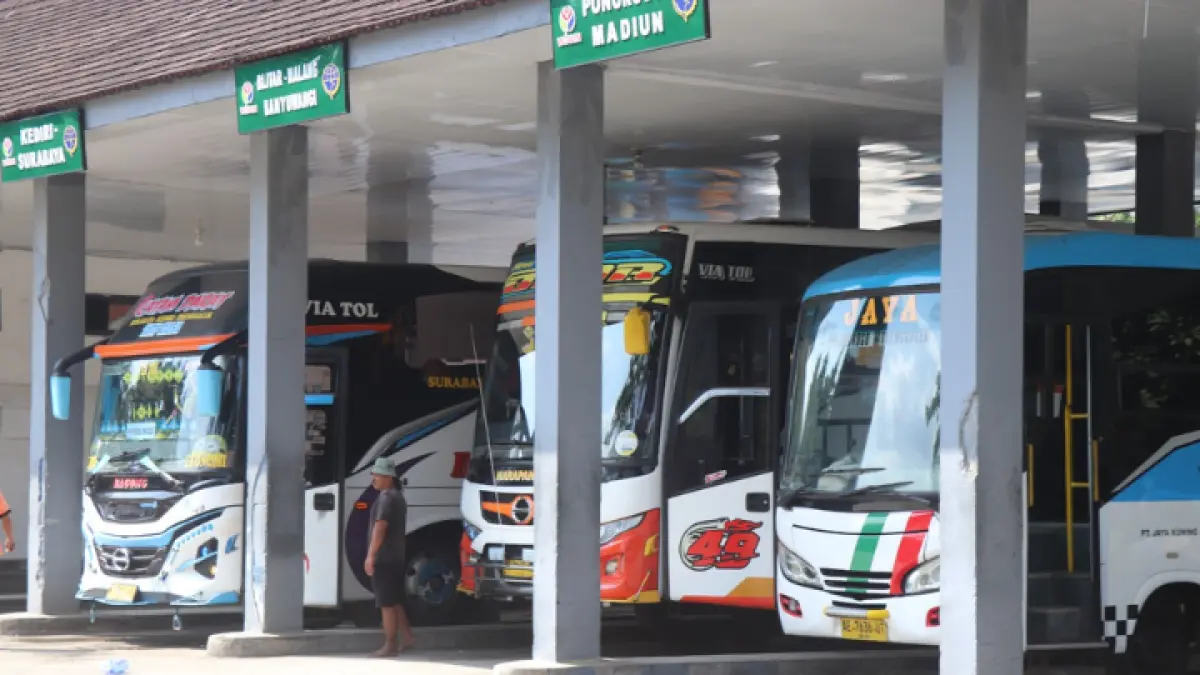 TETAP SAMA: Bus ketika berangkat dari Terminal Tipe A Surodakan Trenggalek yang saat ini belum ada kenaikan tarif. (ZAKI JAZAI/ RADAR TRENGGALEK)