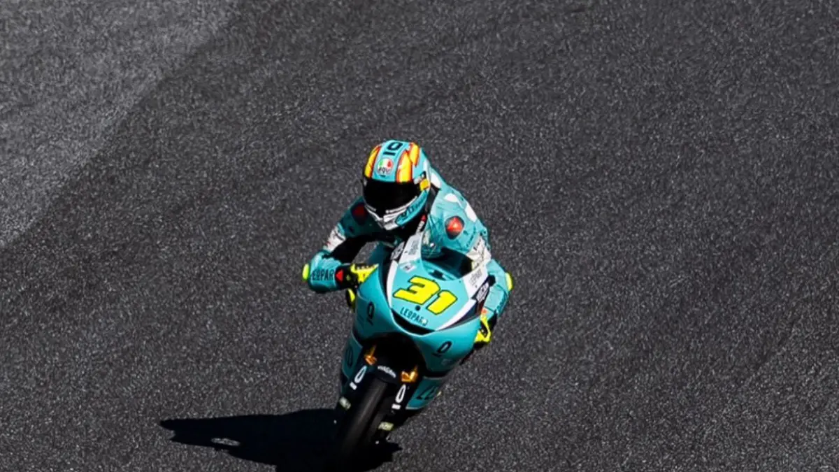 Adrian Fernandez diskualifikasi Moto3 2026 dari enam seri awal. Veda Ega Pratama naik podium dan tembus tiga besar klasemen. (Screenshot Instagram)