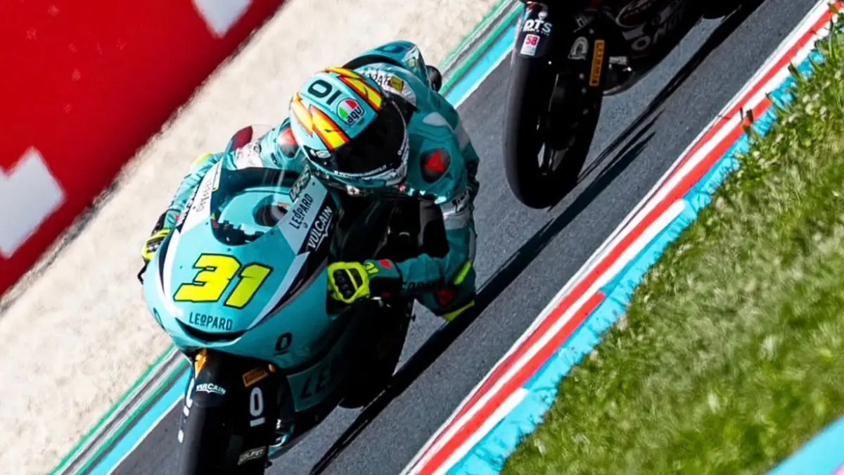 Adrien Fernandez didiskualifikasi usai dugaan manipulasi mesin Moto3 terungkap. Veda Ega Pratama berpeluang naik klasemen. (Screenshot Instagram)