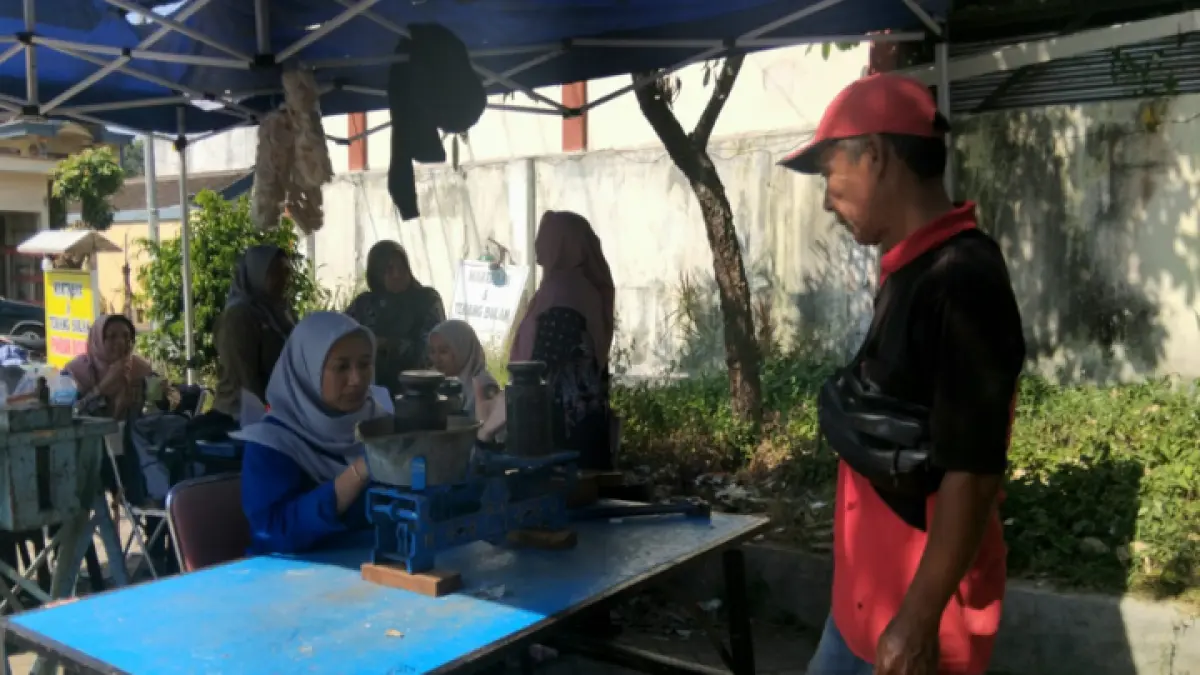 ANTUSIAS: Para pedagang di Pasar Rakyat Karangan ketika ikut pelaksanaan tera ulang alat ukur, takar, timbang. (FATRA ADITYA/RADAR TRENGGALEK)
