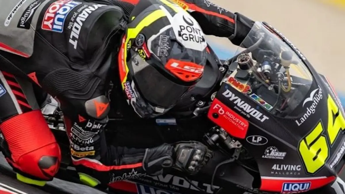 Feda Ega Pratama bikin heboh Moto3 Ceko 2026. Fans bule menyerbu padok hingga polisi turun tangan mengawal pembalap Indonesia.(pinterest)