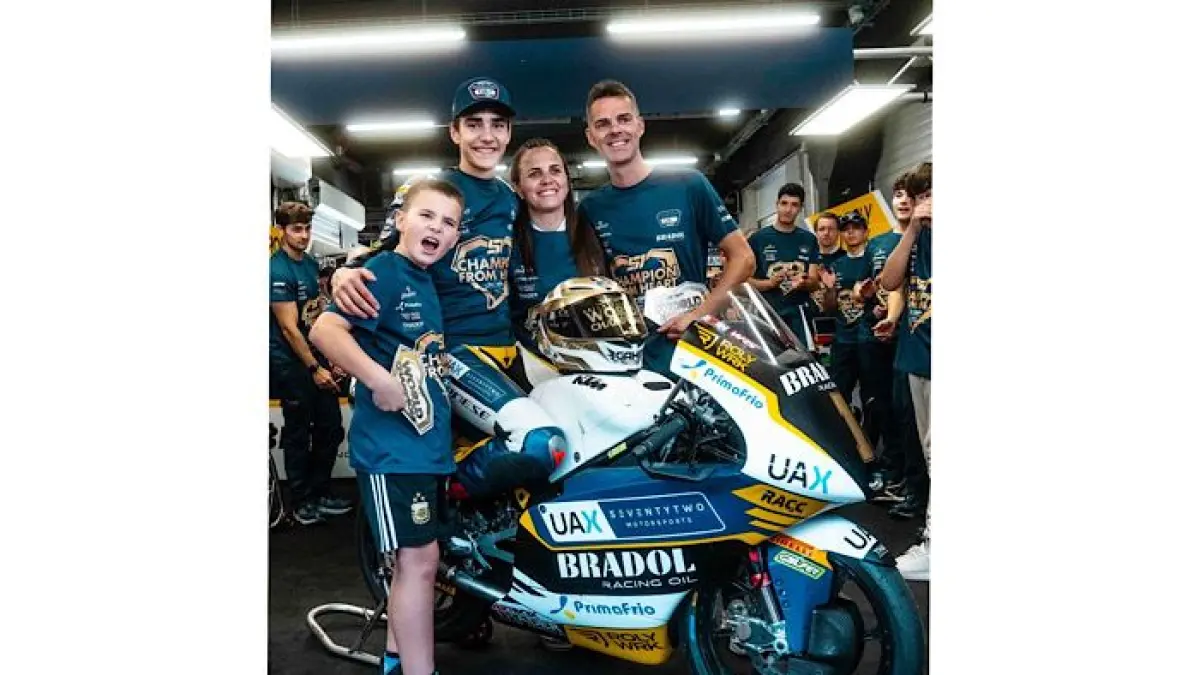 Feda Ega Pratama kembali pimpin klasemen Rookie Moto3 2026 usai Brian Uriarte kehilangan seluruh poin dari Moto3 Hungaria.(pinterest)
