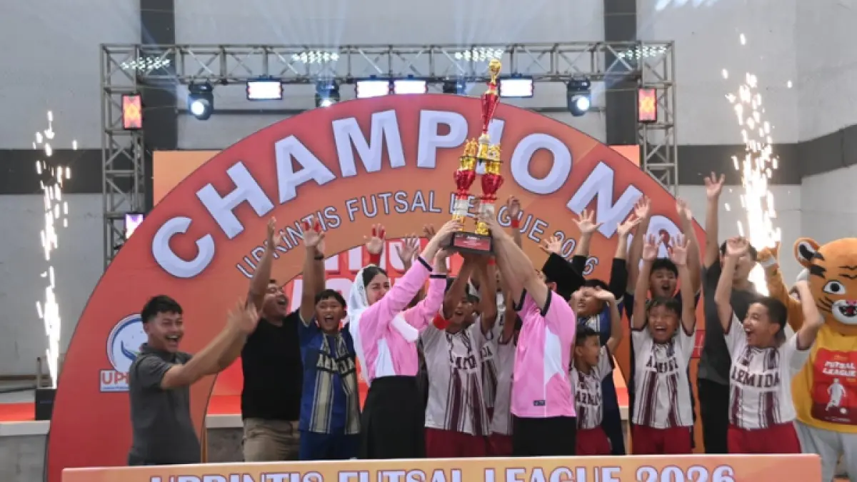 GENERASI BERBAKAT: Bupati Trenggalek,  Mochamad Nur Arifin dan istri Novita Hardini SE ME, menyerahkan piala untuk juara 1 dalam UPRINTIS Futsal League 2026, di Gor Gajah Putih, Rabu (17/6). (FOTO-FOTO: ZAKI  JAZAI/RADAR TRENGGALEK)