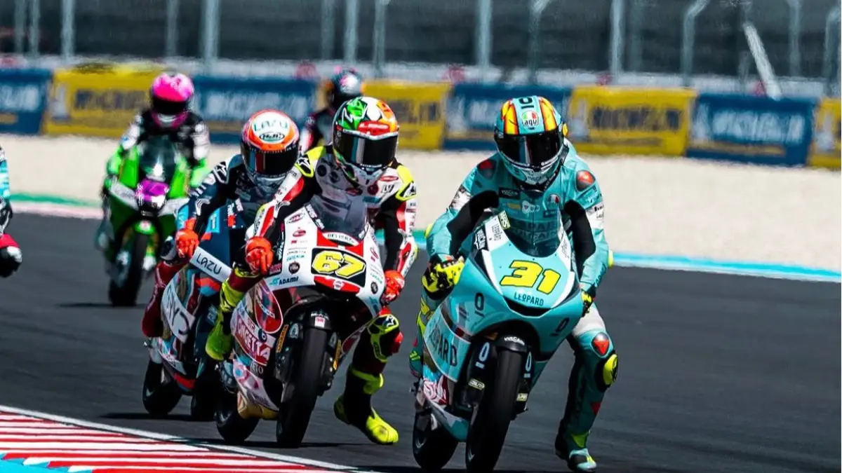 Hasil Moto3 Jerez 2026 menghadirkan persaingan ketat sejak start hingga finis. Perebutan podium di GP Spanyol berlangsung sengit. (Screenshot Instagram)