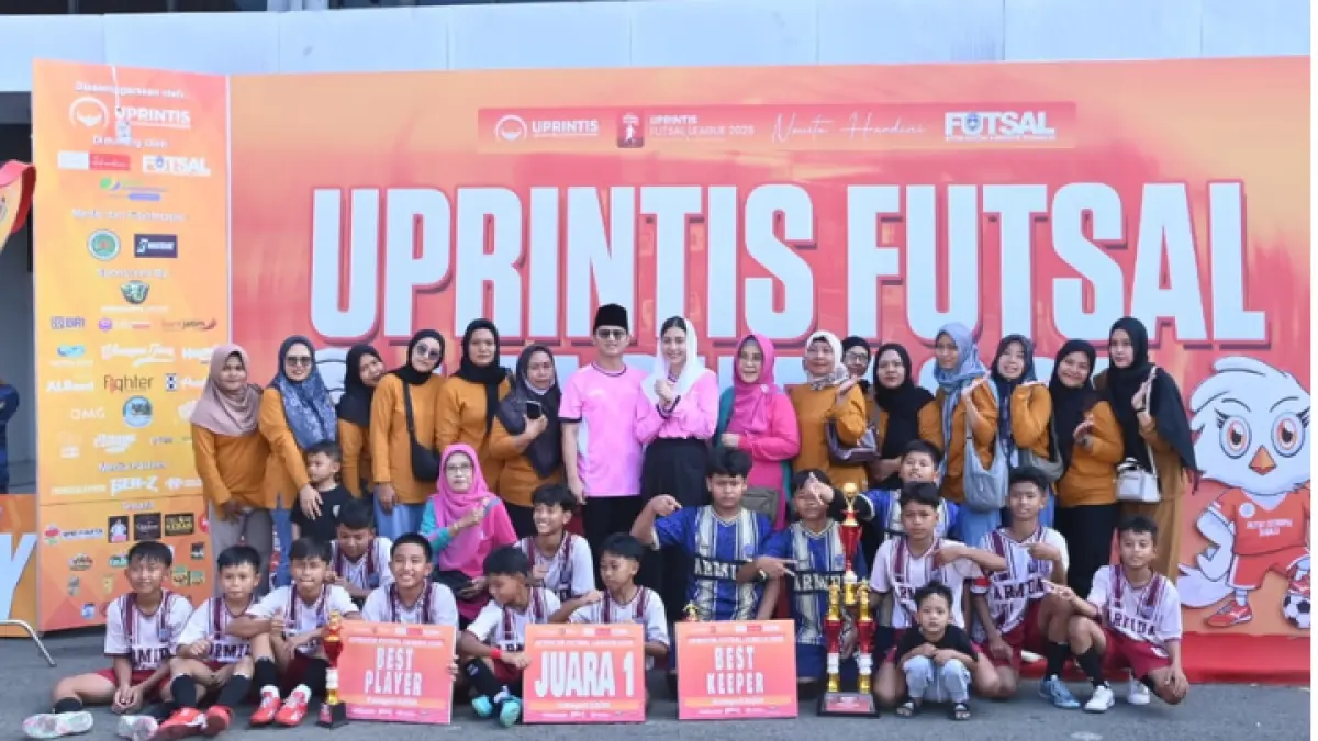 SUKSES:  Bupati Trenggalek, Mochamad Nur Arifin dan istri Novita Hardini SE ME, Bersama para pemenang di ajang UPRINTIS Futsal League 2026. (FOTO-FOTO: ZAKI  JAZAI/RADAR TRENGGALEK)