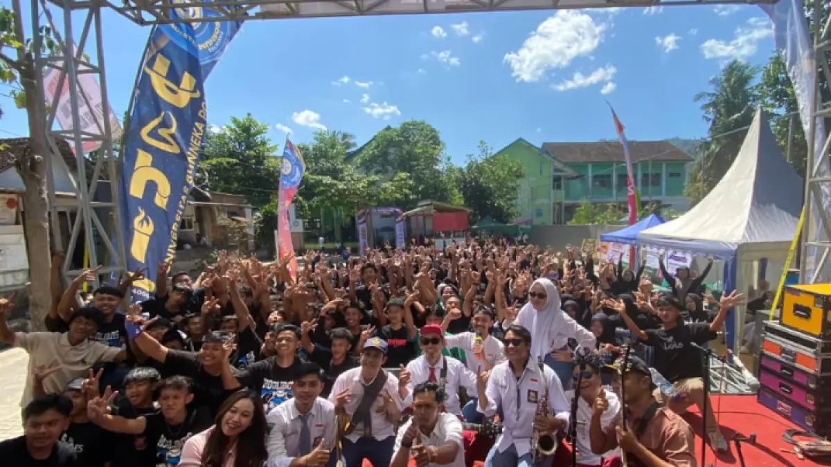 MERIAH DAN KREATIF: Puncak Dies Natalis Ke-33 SMK Islam Panggul menghadirkan LOG Entertainment, di lapangan sekolah setempat, Kamis (18/6). (SMK ISLAM PANGGUL UNTUK RADAR TRENGGALEK)