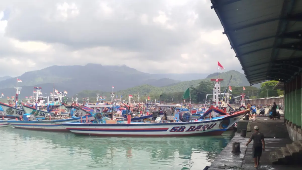 TAK BEROPERASI: Puluhan kapal nelayan Prigi yang tidak digunakan melaut karena saat ini cuaca buruk kendati musim ikan tiba. (ZAKI JAZAI/ RADAR TRENGGALEK)