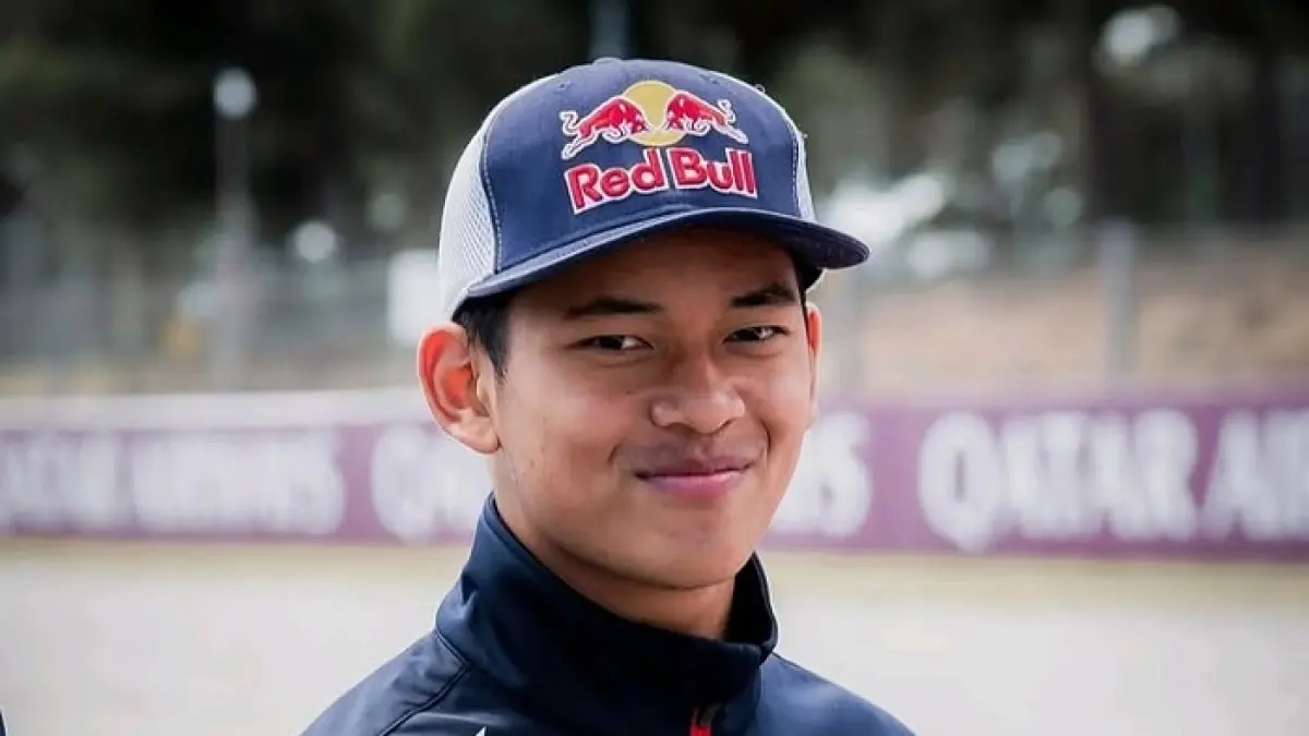 Veda Ega Pratama mencetak sejarah dengan podium Moto3 Brasil 2026 dan menjadi pembalap Indonesia pertama yang naik podium Grand Prix.(Gemini AI)