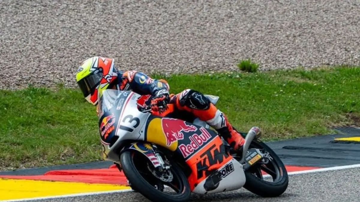 Rumor Hakim Danish crash di Brno memanas, sementara Veda Ega Pratama tampil impresif dan sukses merebut posisi P2 Moto3 Ceko 2026.(Gemini AI)