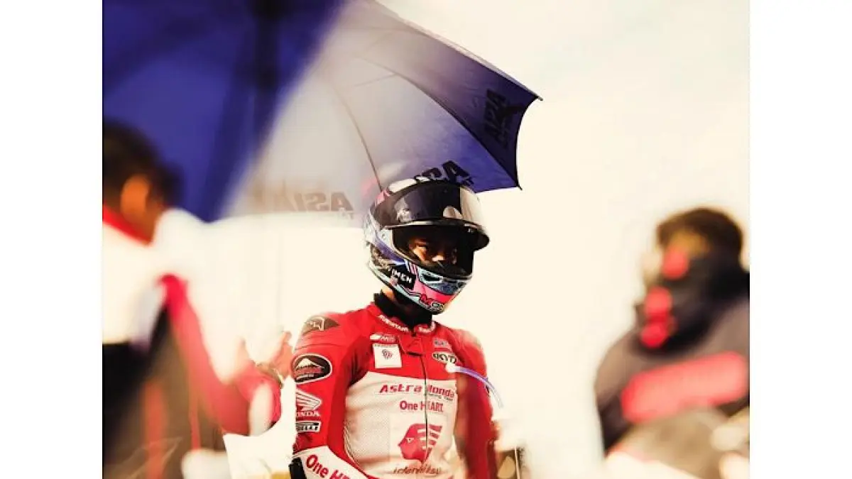 Hakim Danish rebut P1 Moto3 Brno 2026 dengan lap fantastis. Veda Ega Pratama harus berjuang keras usai kesulitan di sesi penting.(pinterest)