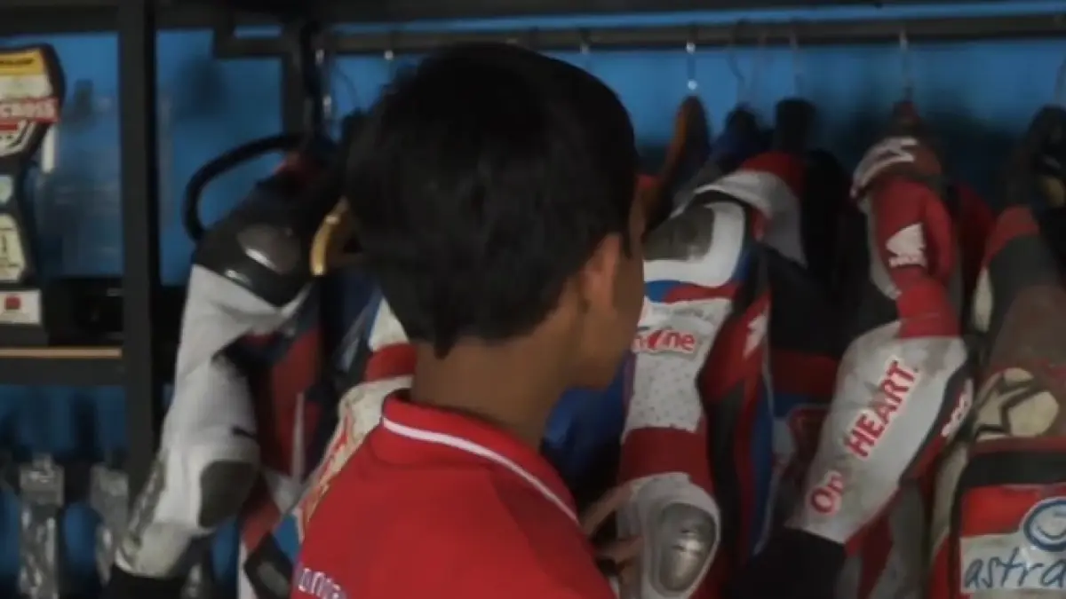 Rumah Veda Ega Pratama menyimpan koleksi motor balap, helm juara, hingga ruang latihan fisik yang menarik perhatian. (SC YOUTUBE)