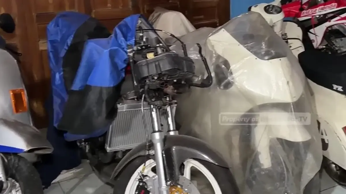 Rumah Veda Ega Pratama menyimpan koleksi piala, motor balap, helm, hingga ruang latihan fisik yang penuh inspirasi. 