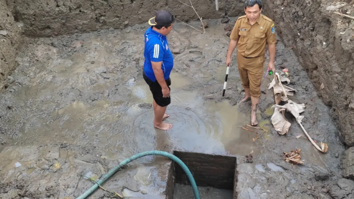 HARUS DITELITI : Tim dari Disparbud Trenggalek meninjau temuan struktur bata di wilayah Desa Kamulan. (ZAKI JAZAI/ RADAR TRENGGALEK)