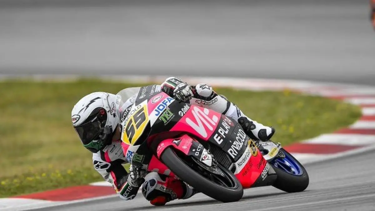 Hasil Moto3 GP Austria 2026: Veda Ega Pratama finis P5, Hakim Danis juara, persaingan klasemen dunia makin ketat.(Gemini AI)