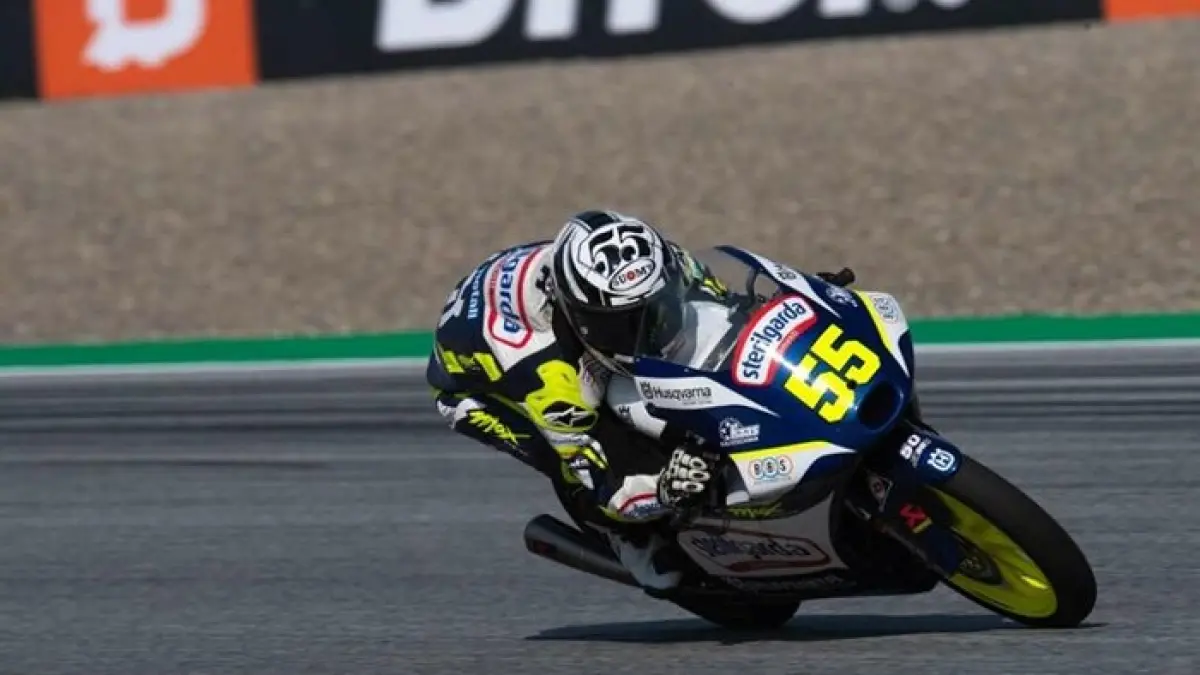 Hasil Moto3 GP Austria 2026: Veda Ega Pratama finis P5 usai start dari posisi 20, sementara Hakim Danis keluar sebagai juara.
(Gemini AI)