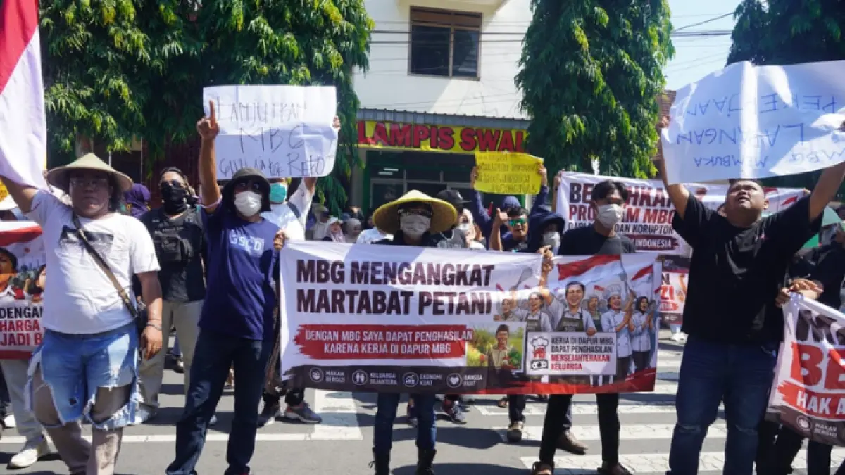LANJUTKAN : Para relawan MBG saat melakukan aksi di depan gedung DPRD Trenggalek dan mereka minta program tersebut dievaluasi bukan dihentikan. (ZAKI JAZAI/ RADAR TRENGGALEK)
