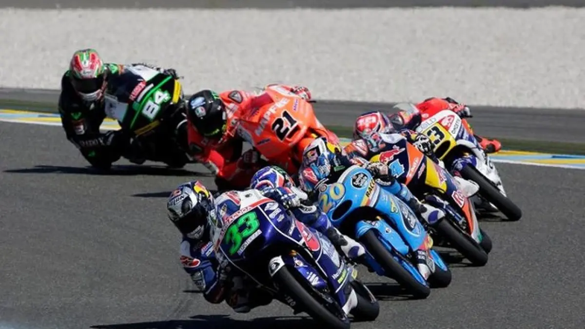 Moto3 Ceko 2026: Starting grid resmi dirilis, Veda Ega Pratama Moto3 Ceko 2026 start P8, Hakim Danish di barisan depan.(Gemini AI)